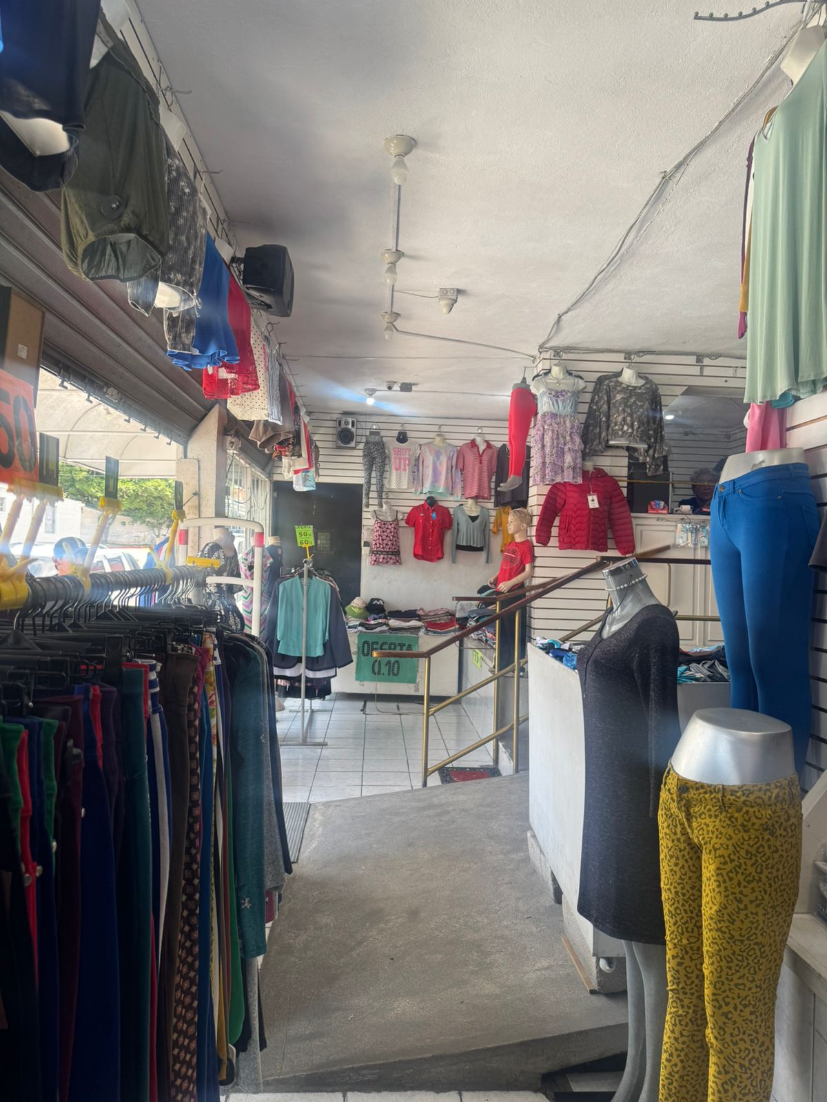 Propiedad Comercial con Bodega de Ropa - Zona 11 Roosevelt - Negocio en Marcha