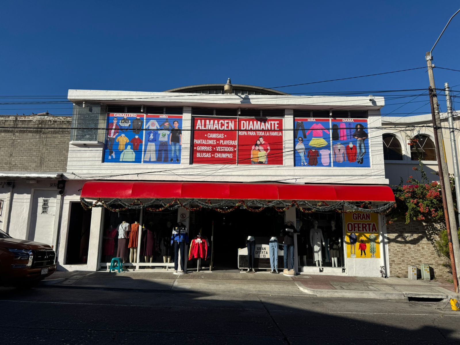Propiedad Comercial con Bodega de Ropa - Zona 11 Roosevelt - Negocio en Marcha